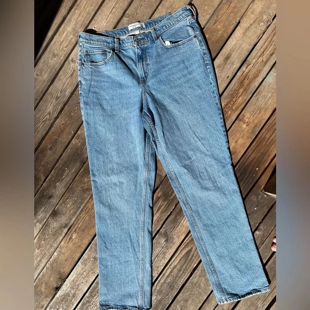 Abercrombie  & fitch light wash straight leg mid rise jeans